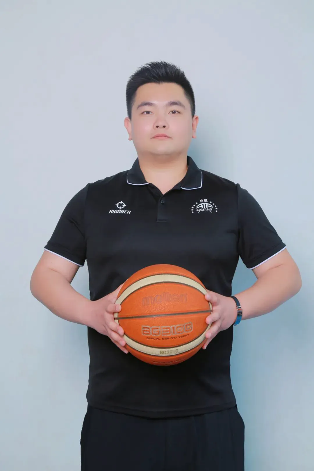 老年人如何安全地进行篮球接球训练?_2
